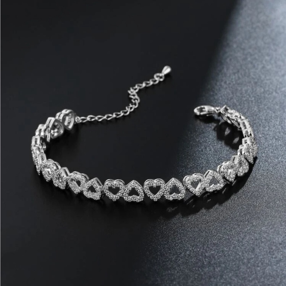 Cubic zirconia heart decor bracelet.
